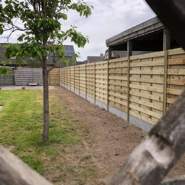 Plaatsen van eco 1 panelen met houten palen te Torhout