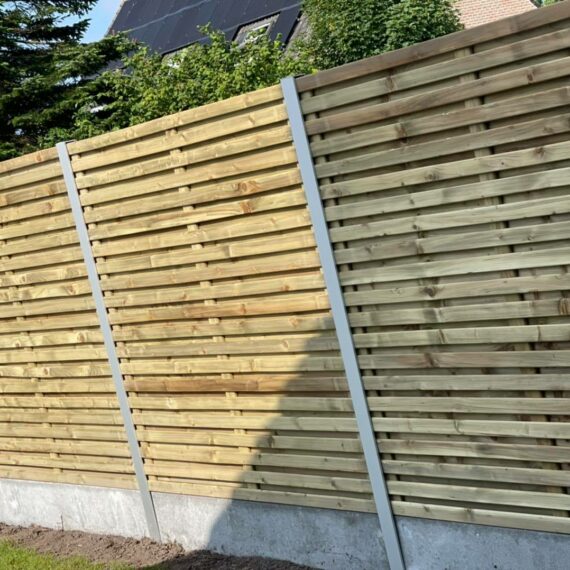 Estrade panelen met aluminium palen geplaatst te Bredene