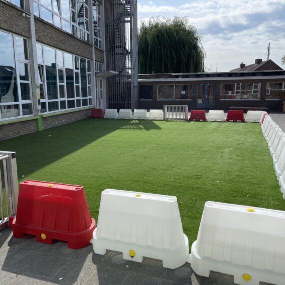 Mini voetbalveld in school te Nieuwpoort