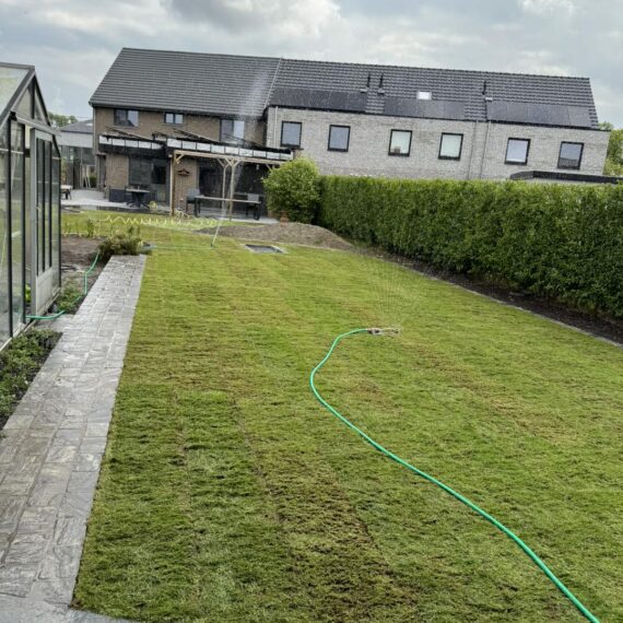 Aanleg van graszoden te Leke