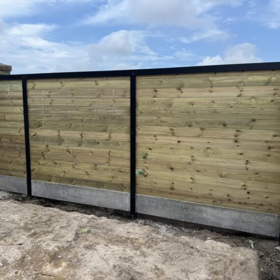 Leveren en plaatsen van omheining te Zevekote