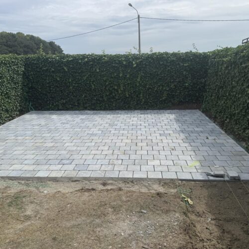 Aanleg van zonneterras met pad te Gistel