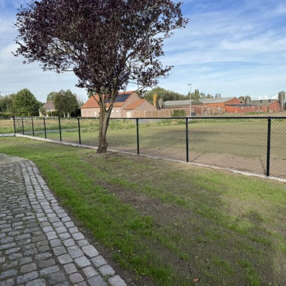 Leveren en plaatsen van zwarte plasitor omheining te Oudenburg