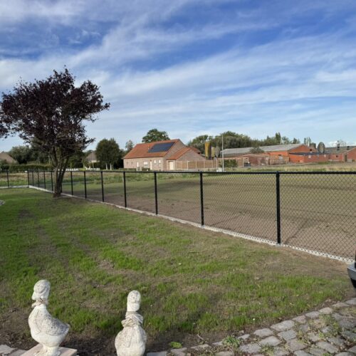 Leveren en plaatsen van zwarte plasitor omheining te Oudenburg