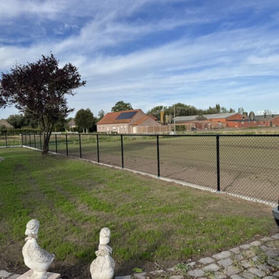 Leveren en plaatsen van zwarte plasitor omheining te Oudenburg